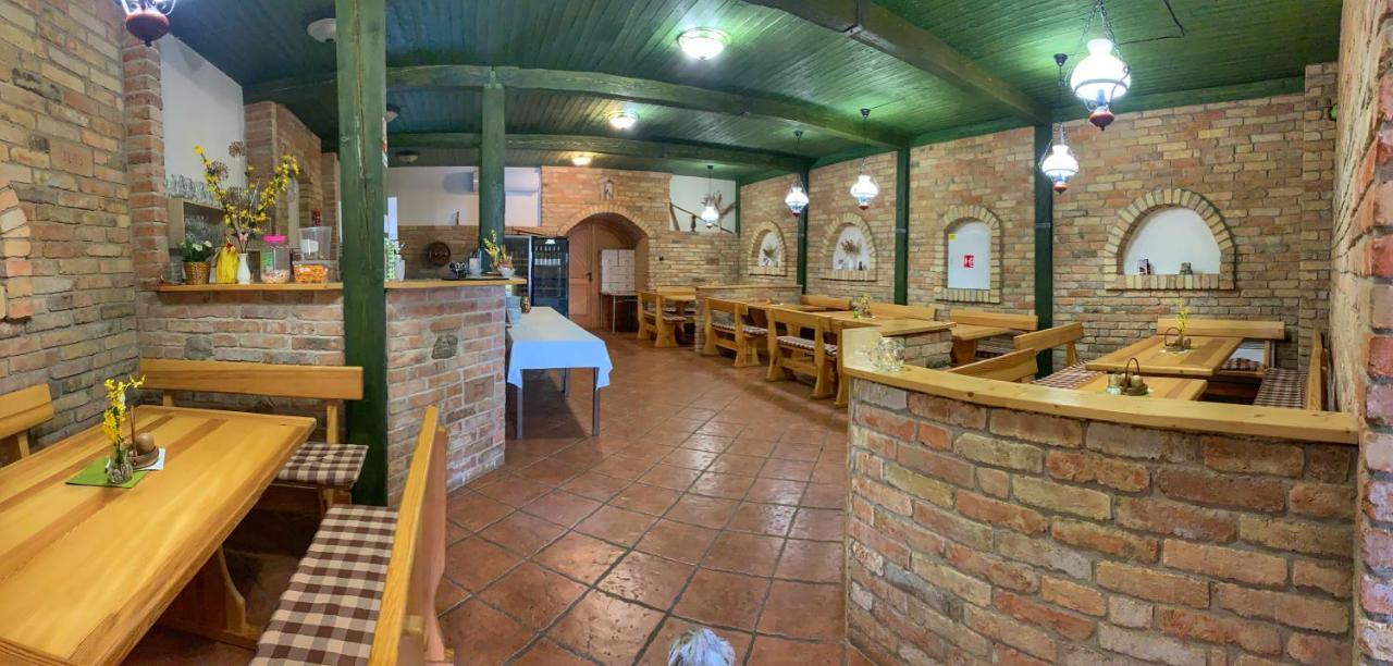 Penzion Vinařský dům PÁLAVA Strachotin Esterno foto
